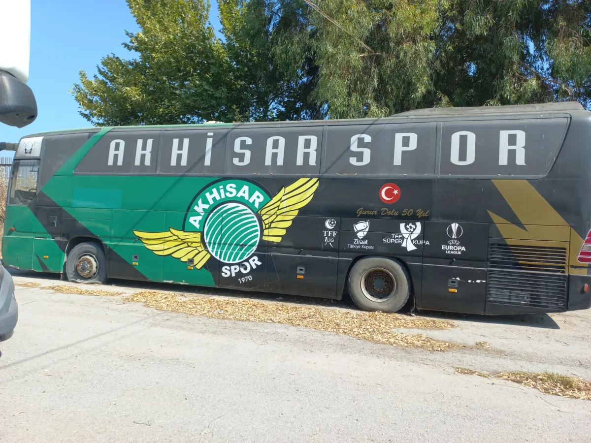 Akhisarspor tesisleri ve otobüsü kaderine mi terk edildi?