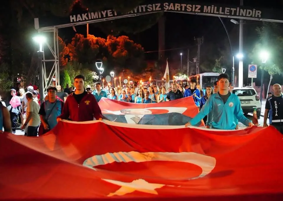 Akhisar'da 6 Eylül kentin dört bir yanında kutlandı, fener alayı görkemli oldu...