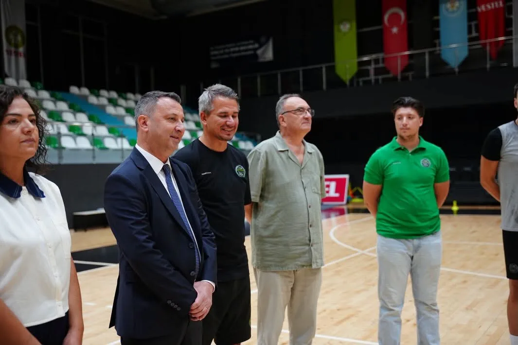 Başkan Kayserili Akhisar Belediyespor basketbol takımının antrenmanında...