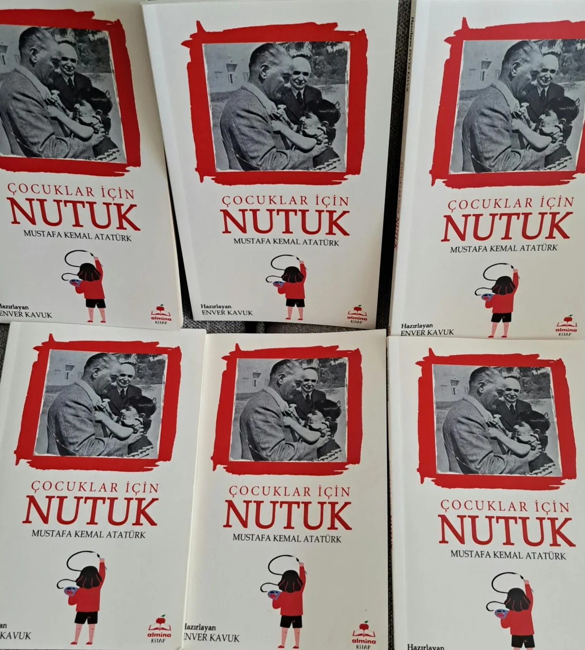 Akhisar'daki “Nergiz Erboy Çocuk Kütüphanesi”ne gelen öğrencilere “Nutuk” hediye…