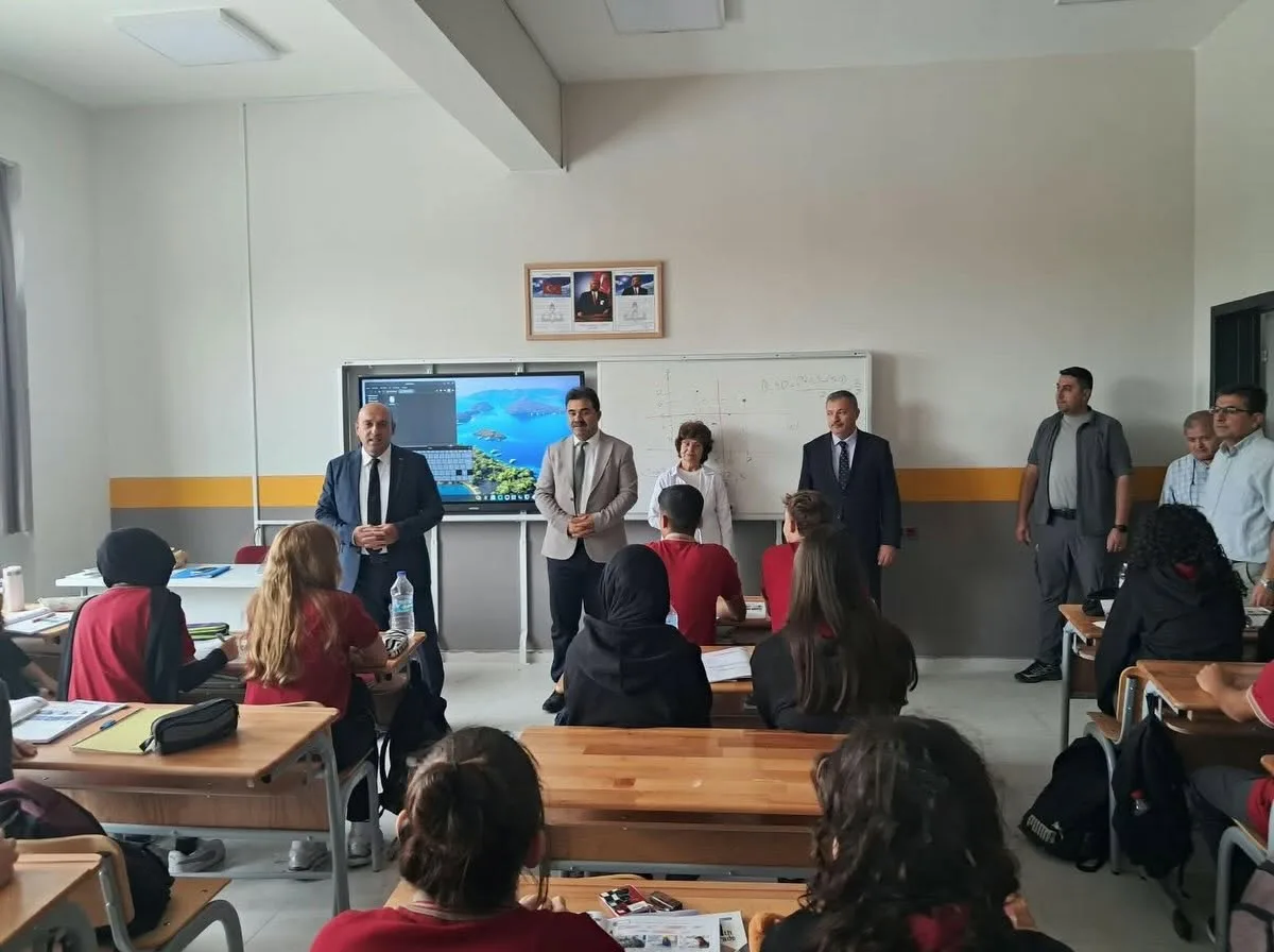 Akhisar Kaymakamı Can yeni binalarına taşınan iki okulu ziyaret etti