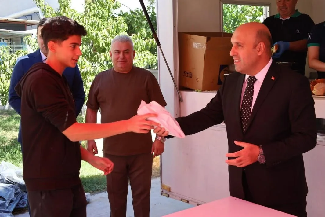Kaymakam Can, Geleneksel Mezunlar Buluşmasında öğrencilere köfte ekmek ikram etti