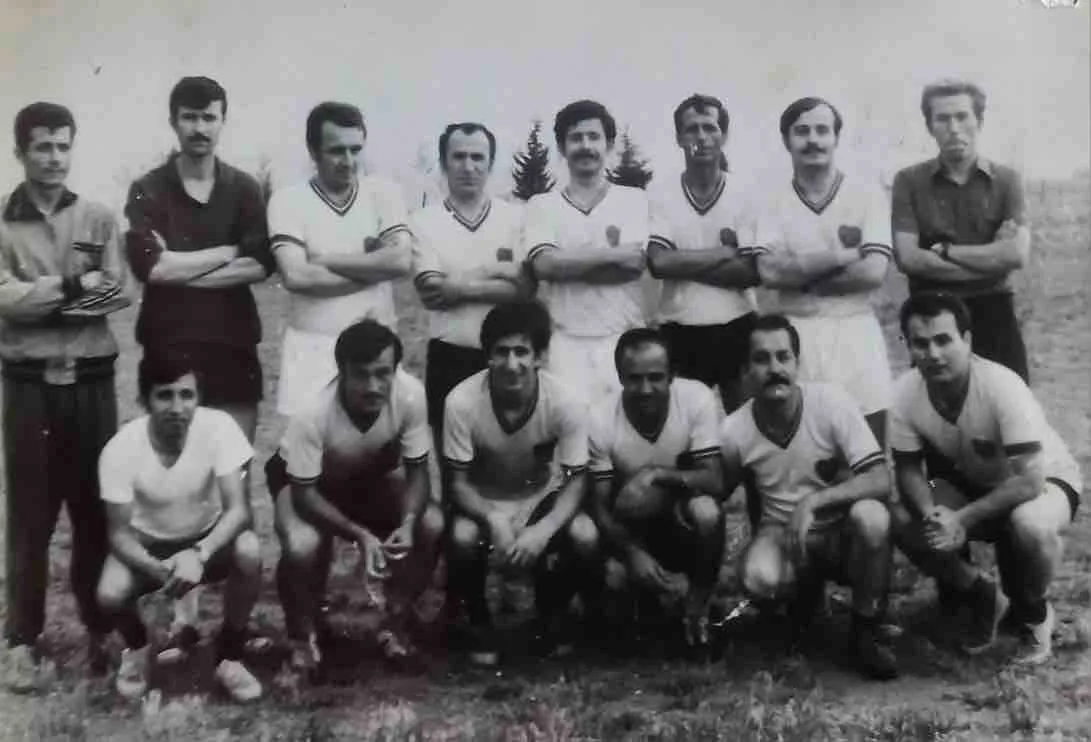Akhisar'da öğretmenler Atatürk'ün 100. Yaş Günü Etkinlikleri için futbol takımı kurmuştu...