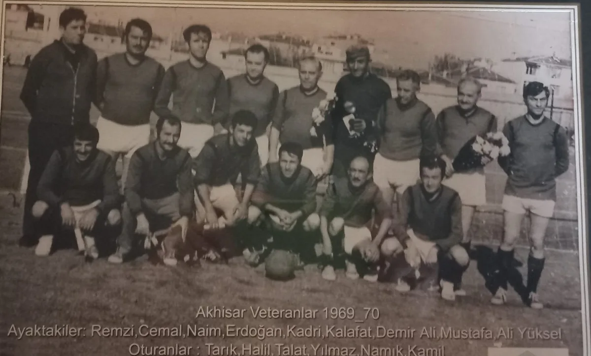 Akhisar'da ilk masterler futbol takımı 1969 yılında kuruldu...