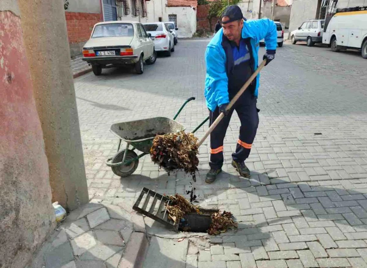 Akhisar'da yağış sonrası mazgallar ve köşe bucak temizleniyor