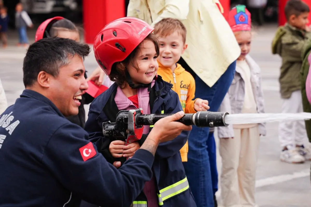 Minik öğrenciler, itfaiyeci ağabeylerinin haftasını kutladı…