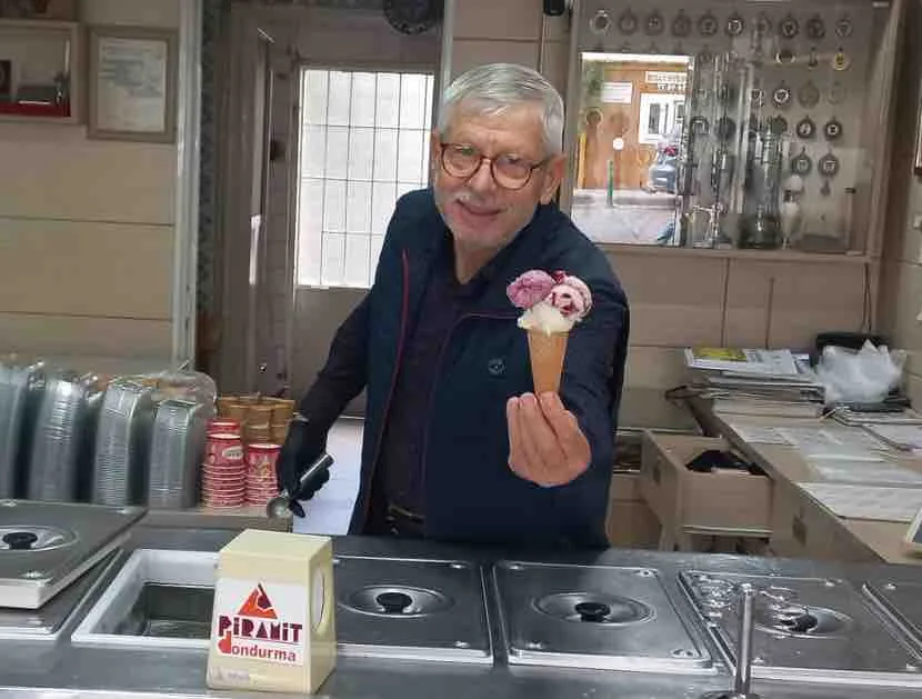 Akhisar’ın doğal lezzeti: Piramit dondurma ve bozası…