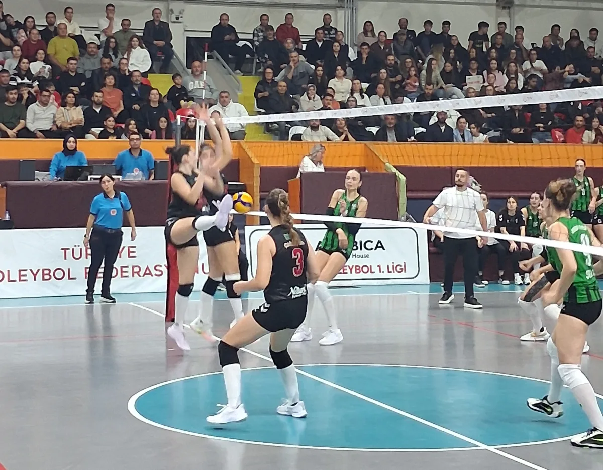 Akhisar Belediyespor Karşıyaka’yı final setinde geçti: 3-2
