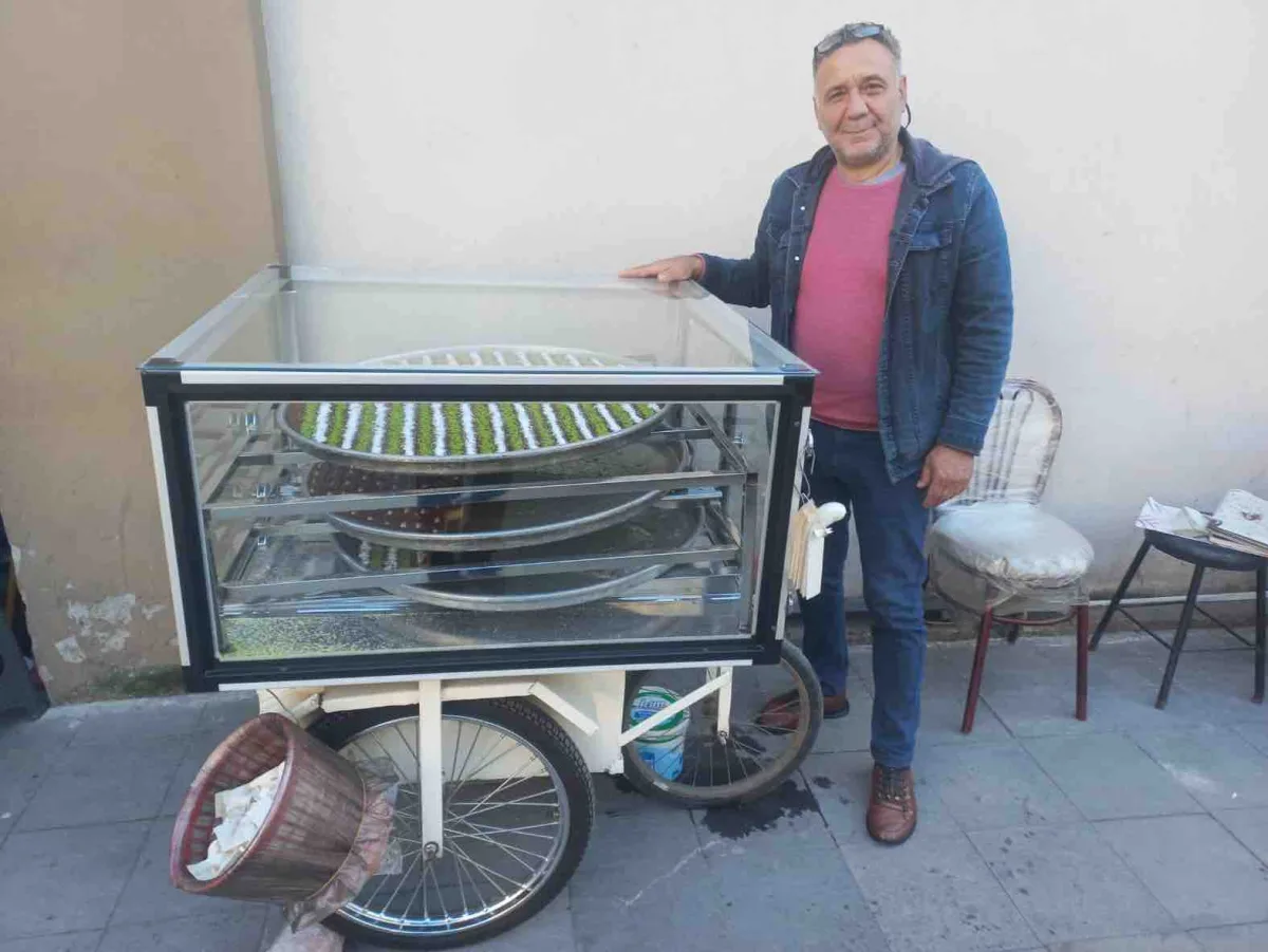 "Tatlıcı olacağım" diyerek komşusundan el aldı, meşhur şambali 65 yıldır aynı köşede...