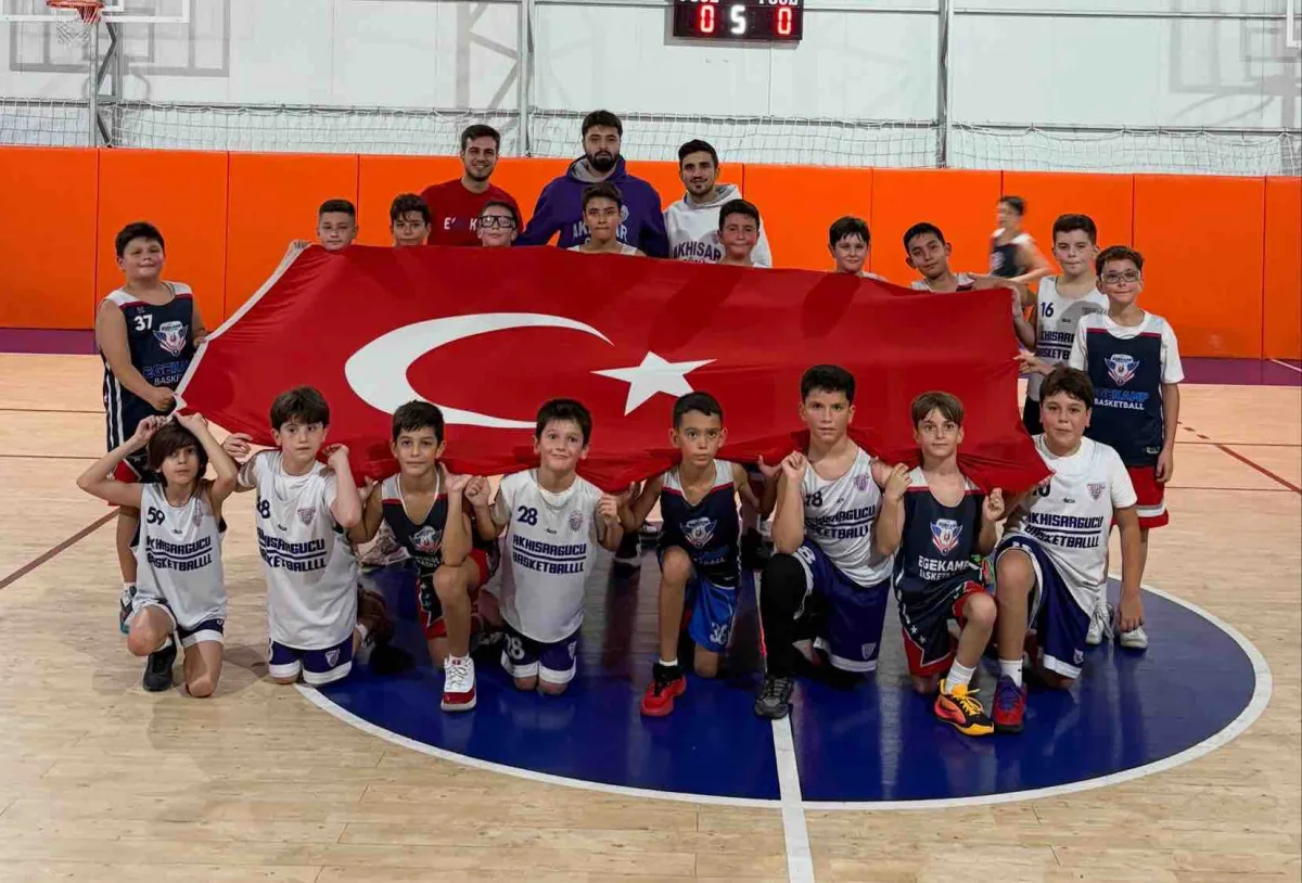 Akhisargücü'nün miniklerinden sahada dostluk, yüreklerde Cumhuriyet!