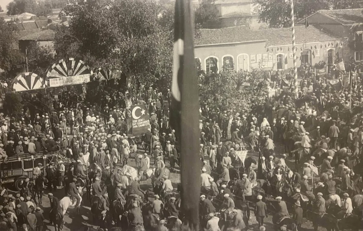 Bir anı... 1935 yılında Akhisar'da Cumhuriyet Bayramı...