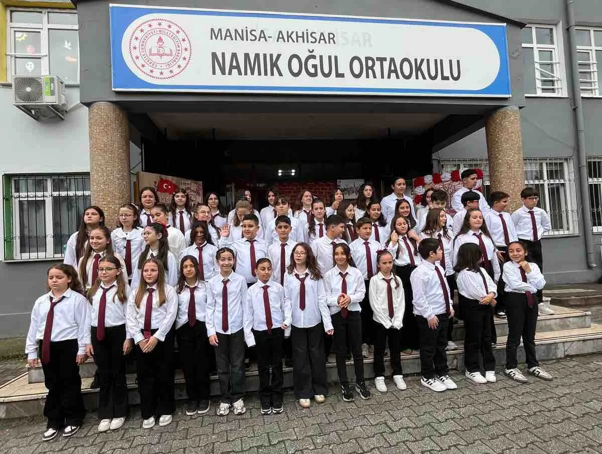 Akhisar Namık Oğul Ortaokulu'nda Cumhuriyet coşkusu...