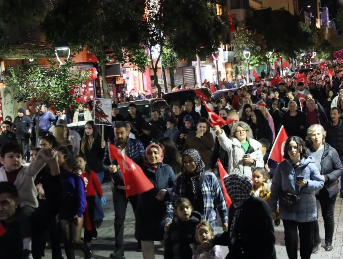 Akhisarlılar Cumhuriyet Bayramında fener alayı ile yollara döküldü...